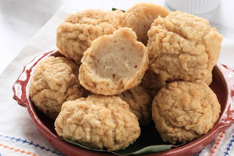 Cara Membuat Bakso Ayam Goreng Kenyal dengan 2 Jenis Tepung