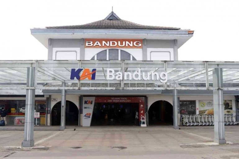 5 Tempat Wisata Dekat Stasiun di Indonesia Kunjungi Masjid Raya