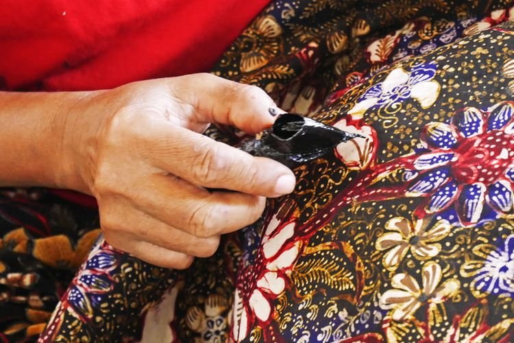 Memahami Perbedaan Batik Tulis dan Batik Cap Seni Tradisional