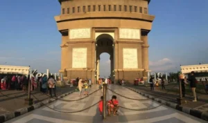 Tempat makan Simpang Lima